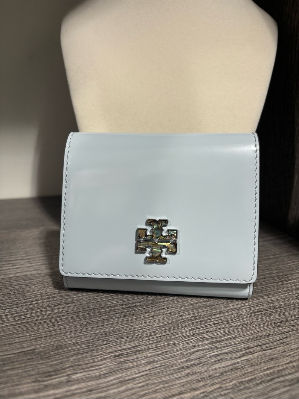 Tory Burch Britten Abalone Smooth Leather Compact Wallet - Light Sea